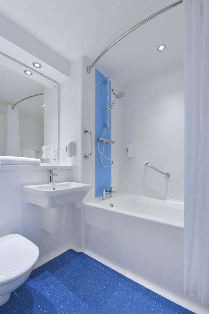 Travelodge Chester Warrington Road Номер фото